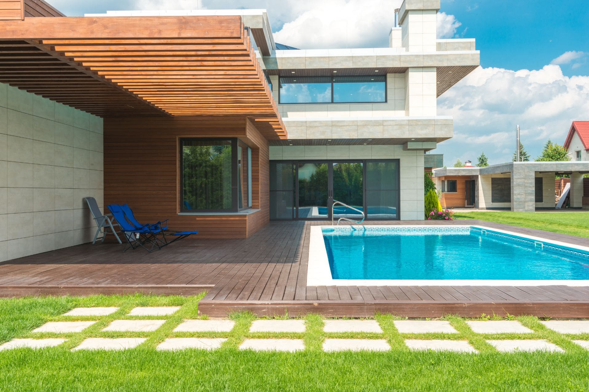 Read more about the article Luxury Poolside Patio Oasis