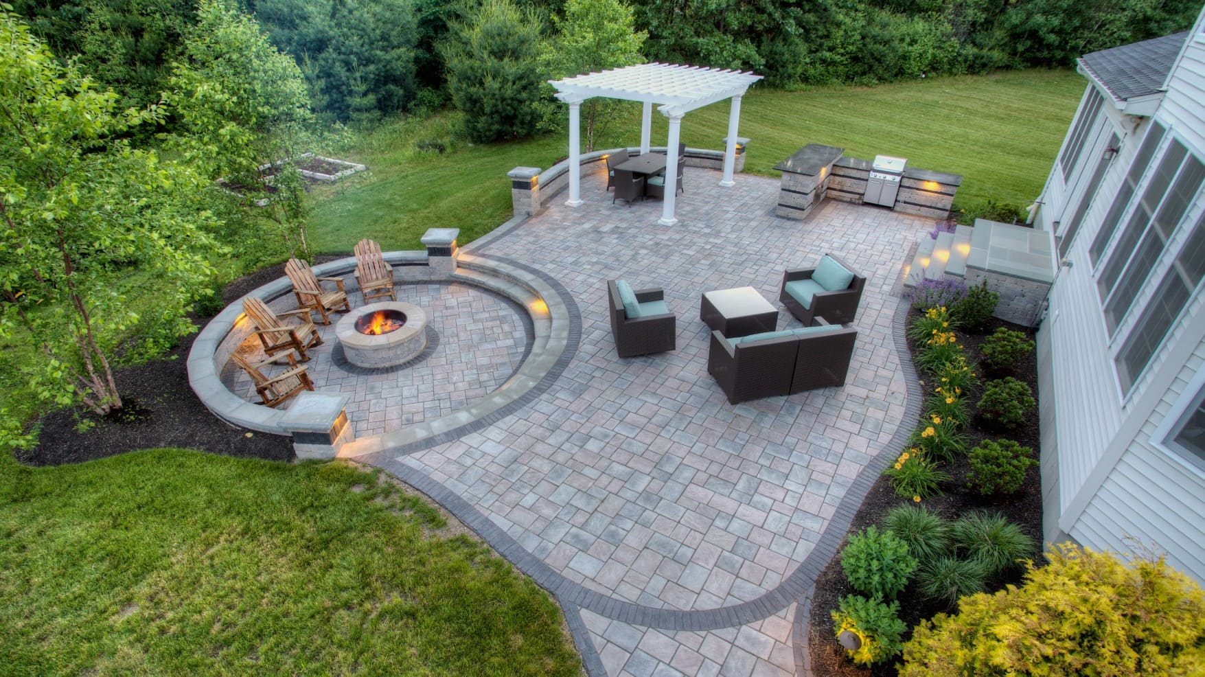 Read more about the article Contemporary Outdoor Living Space